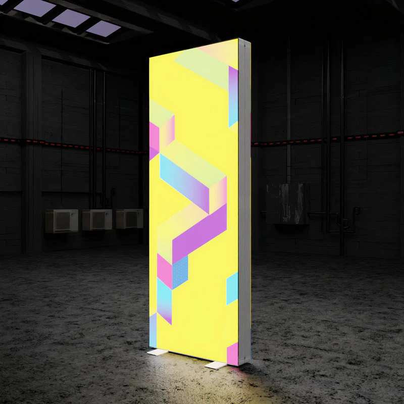 Beleuchtete LED Werbesäule mit individuell bedrucktem Textil im geometrischen Design, freistehende Leuchtstele für Messen und Events