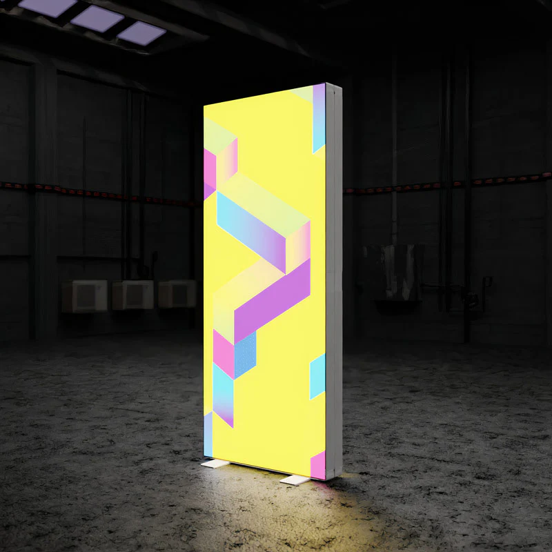 Beleuchtete LED Werbesäule mit individuell bedrucktem Textil im geometrischen Design, freistehende Leuchtstele für Messen und Events