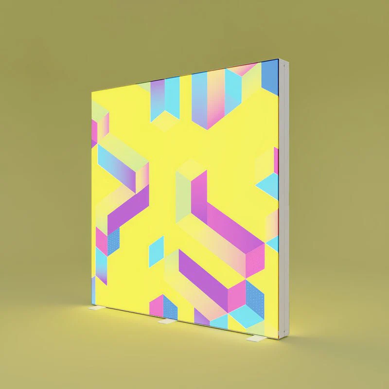 Moderne LED Leuchtsäule mit individuell bedruckter Textilfläche im geometrischen Design, ideal für Werbung und Produktpräsentation