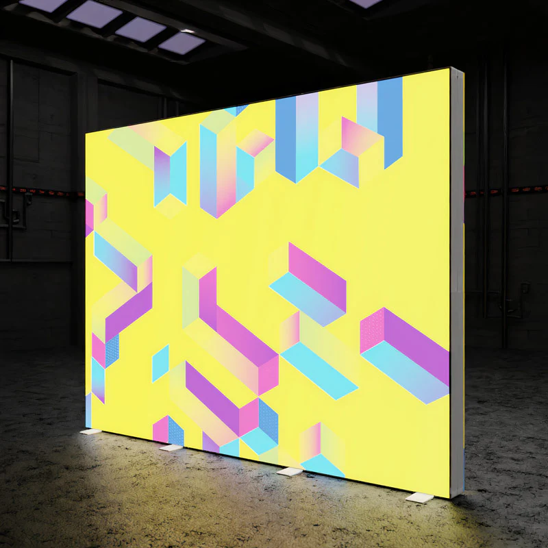 Beleuchtete LED Werbesäule mit individuell bedrucktem Textil im geometrischen Design, freistehende Leuchtstele für Messen und Events