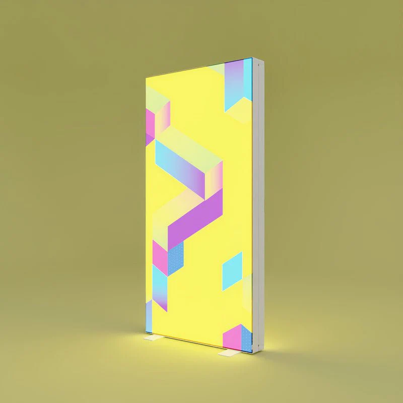 Moderne LED Leuchtsäule mit individuell bedruckter Textilfläche im geometrischen Design, ideal für Werbung und Produktpräsentation