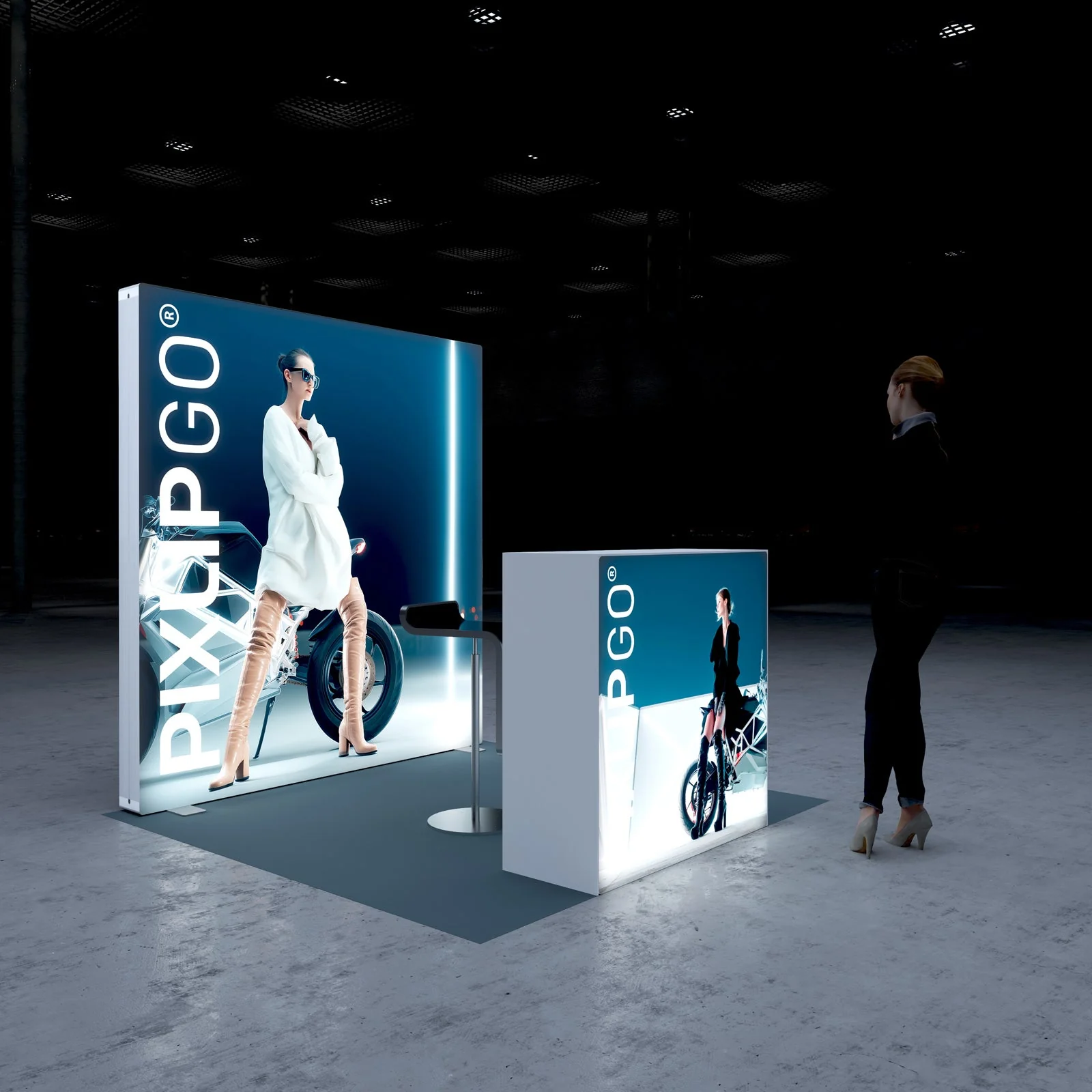 PIXLIP GO Messestand mit LED Rückwand, Counter und Barhocker in seitlicher Ansicht, kompakte Messe Lösung