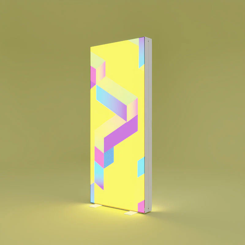 Moderne LED Leuchtsäule mit individuell bedruckter Textilfläche im geometrischen Design, ideal für Werbung und Produktpräsentation