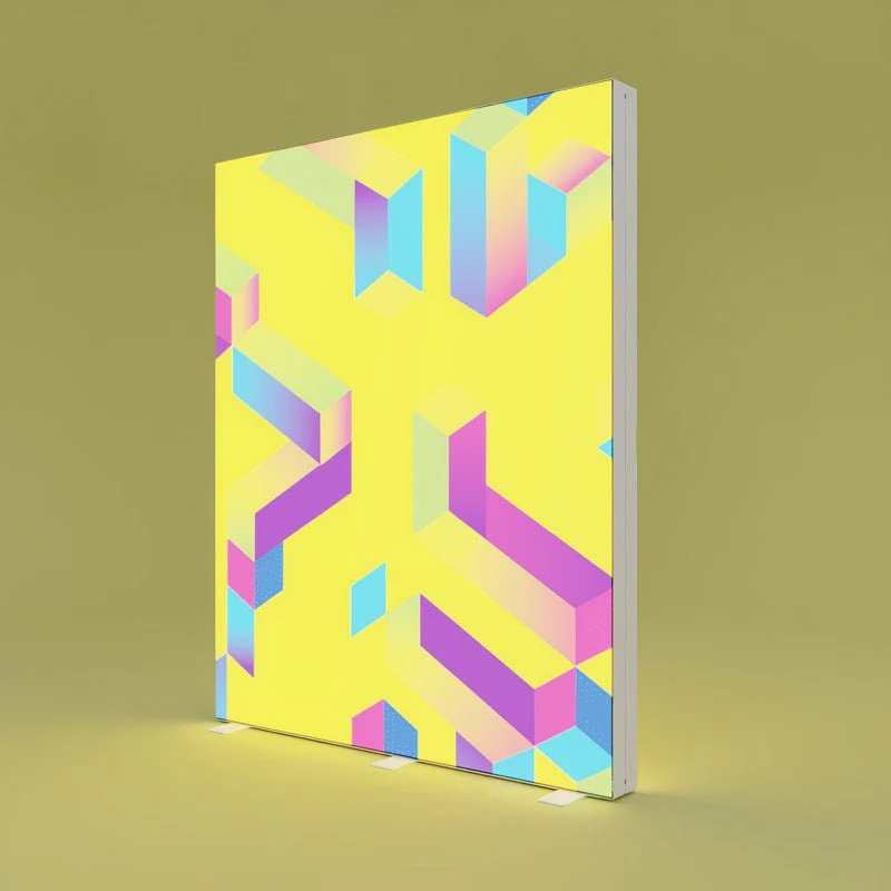 Moderne LED Leuchtsäule mit individuell bedruckter Textilfläche im geometrischen Design, ideal für Werbung und Produktpräsentation