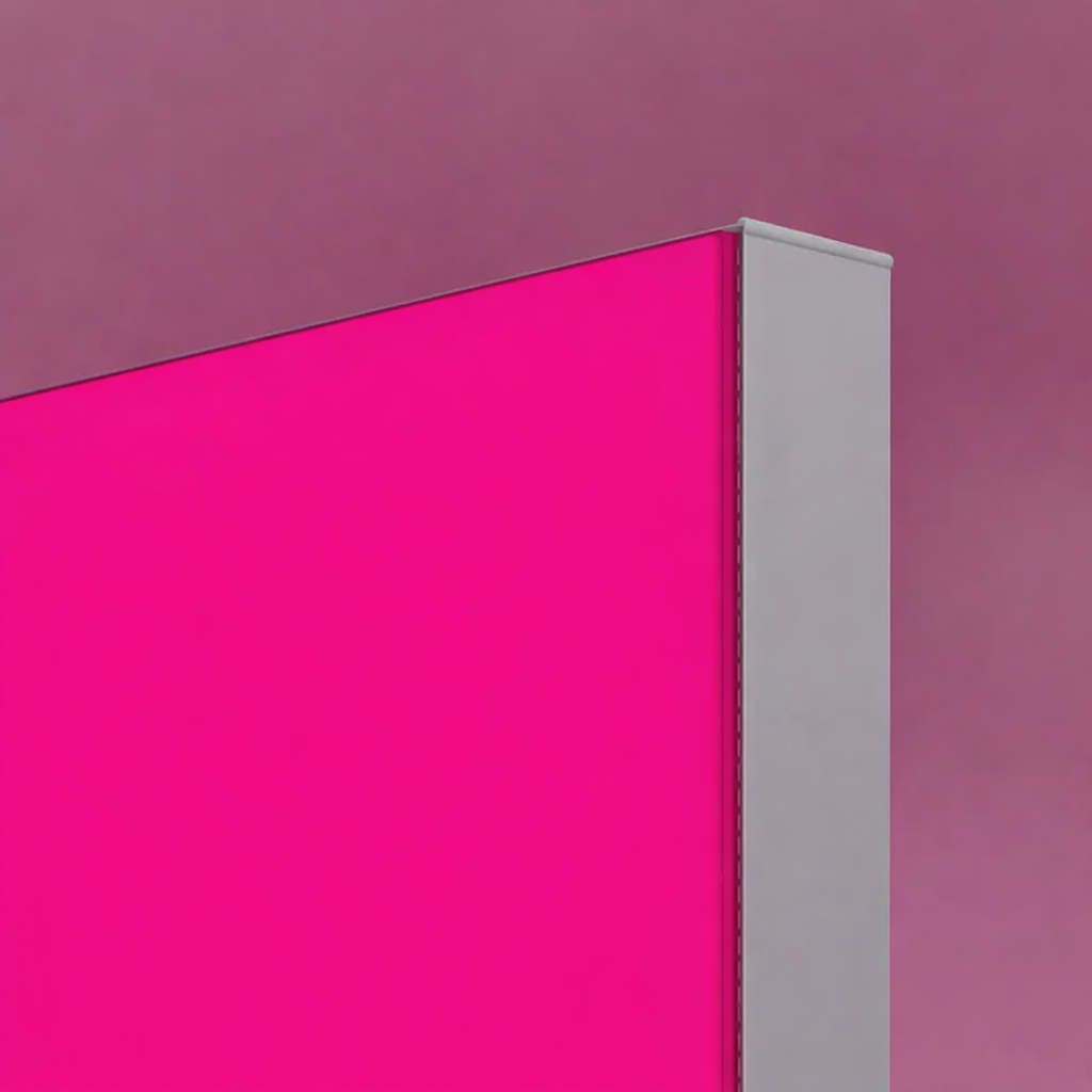 Detailaufnahme der Pixlip Pop LED Leuchtwand in Pink mit Standfüßen und Kabelanschluss