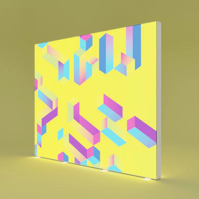Moderne LED Leuchtsäule mit individuell bedruckter Textilfläche im geometrischen Design, ideal für Werbung und Produktpräsentation