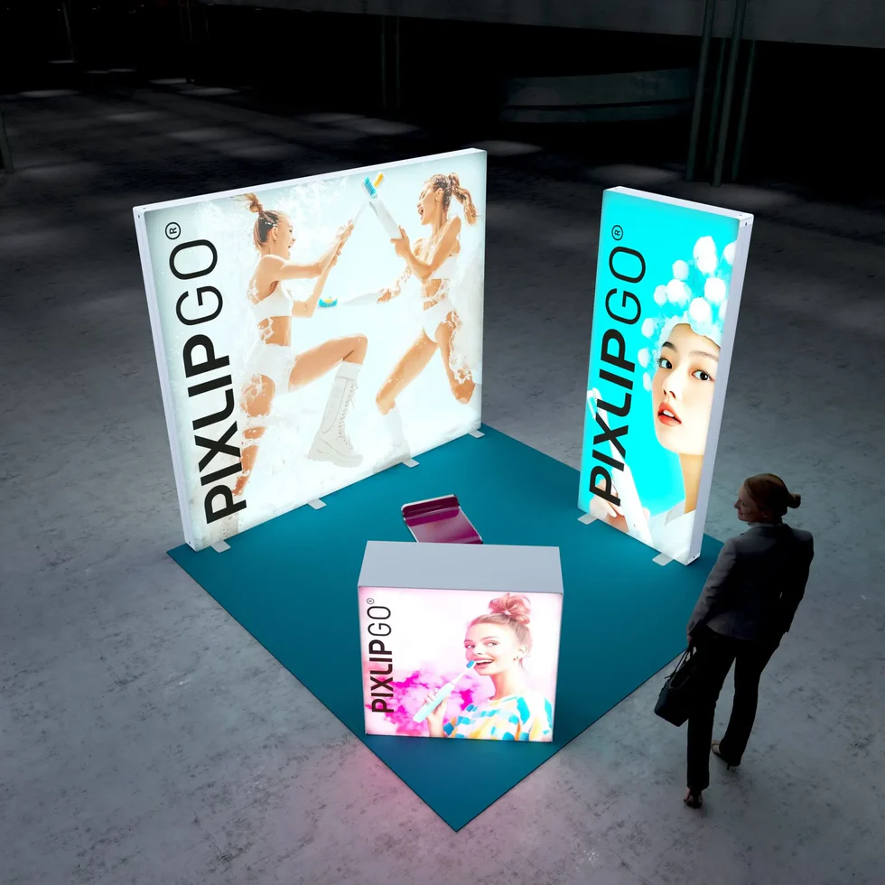 PIXLIP GO LED Messesystem mit Leuchtwänden und Counter aus der Vogelperspektive, modularer Messestand für Events und Promotion