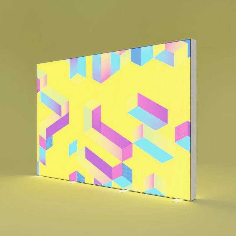 Moderne LED Leuchtsäule mit individuell bedruckter Textilfläche im geometrischen Design, ideal für Werbung und Produktpräsentation