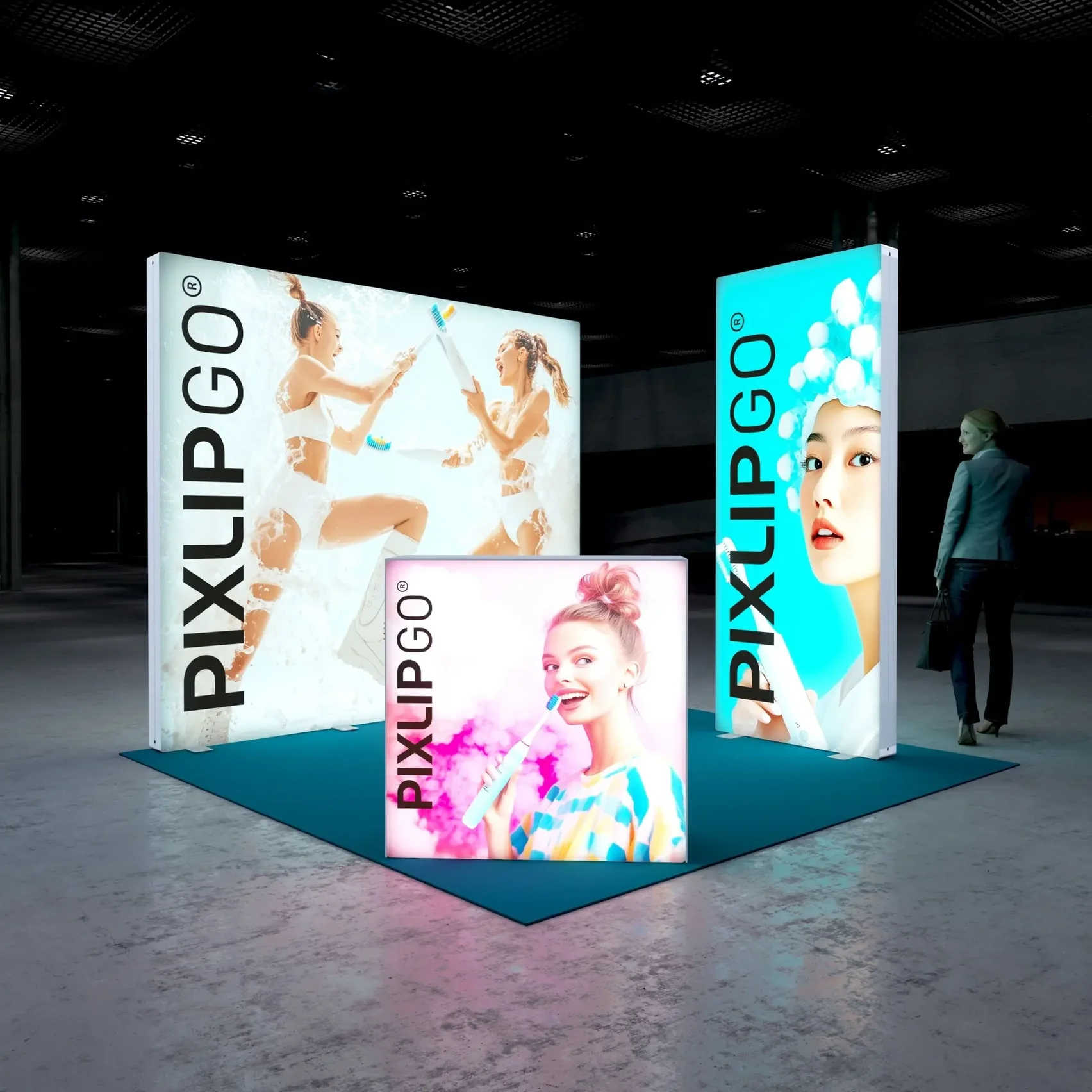 PIXLIP GO LED Messestand mit beleuchteten Leuchtwänden und Promotion-Theke im Beauty-Design für aufmerksamkeitsstarke Markenpräsentationen