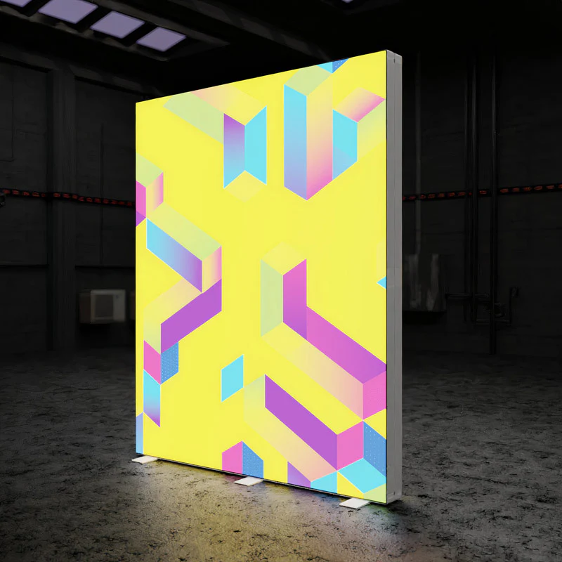 Beleuchtete LED Werbesäule mit individuell bedrucktem Textil im geometrischen Design, freistehende Leuchtstele für Messen und Events