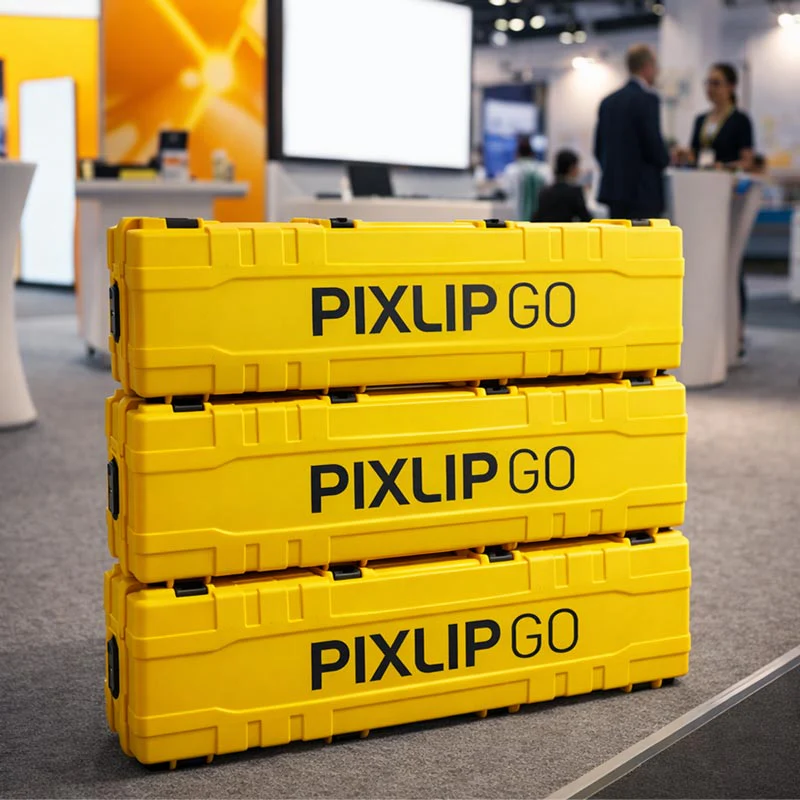 PIXLIP GO Travel Case Transportkoffer auf Messestand