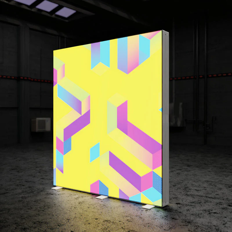 Beleuchtete LED Werbesäule mit individuell bedrucktem Textil im geometrischen Design, freistehende Leuchtstele für Messen und Events