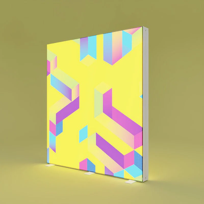 Moderne LED Leuchtsäule mit individuell bedruckter Textilfläche im geometrischen Design, ideal für Werbung und Produktpräsentation