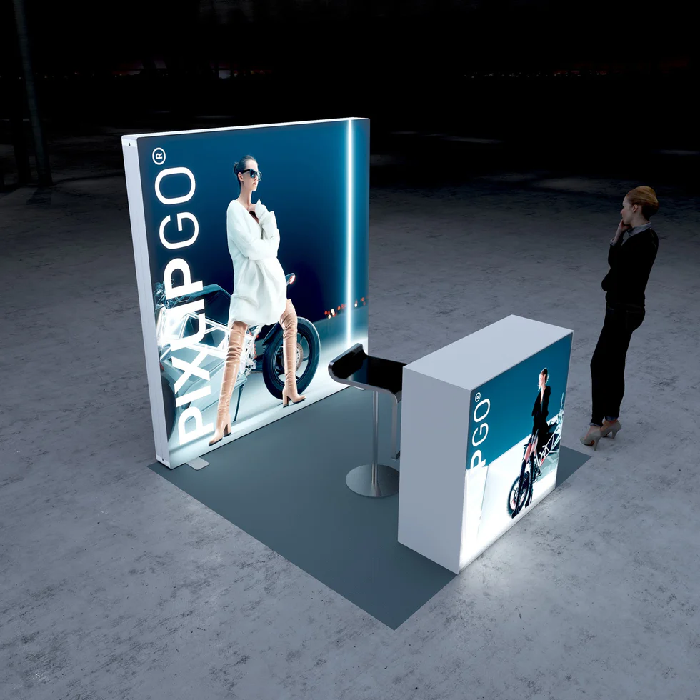PIXLIP GO Messestand aus erhöhter Perspektive mit LED Rückwand, Counter und Sitzbereich auf 2x2 Meter Standfläche