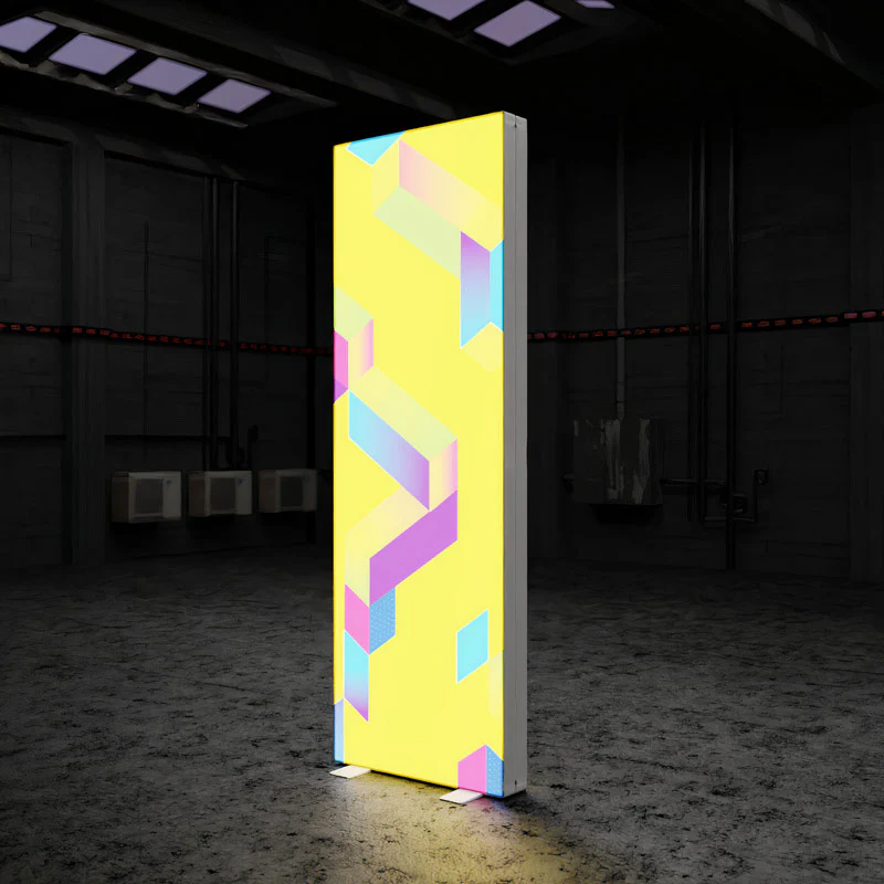 Beleuchtete LED Werbesäule mit individuell bedrucktem Textil im geometrischen Design, freistehende Leuchtstele für Messen und Events