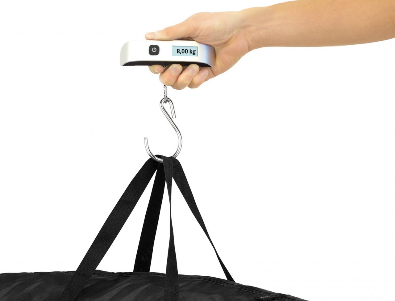 Transporttasche der PIXLIP POP Lightbox wird mit Kofferwaage gewogen, Anzeige 8,0 kg