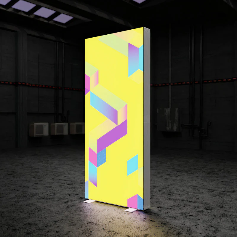 Beleuchtete LED Werbesäule mit individuell bedrucktem Textil im geometrischen Design, freistehende Leuchtstele für Messen und Events
