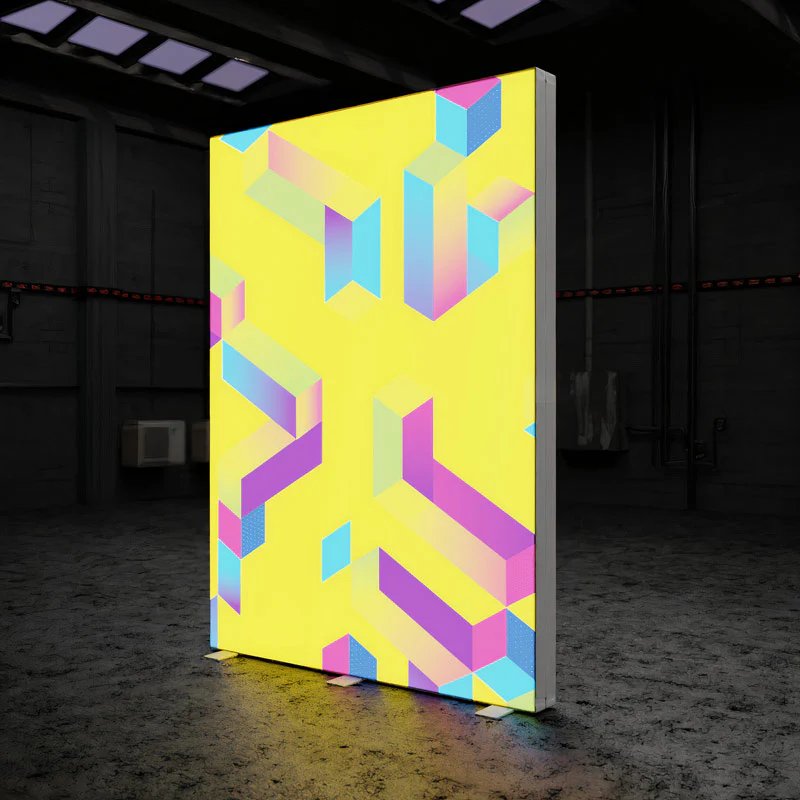 Beleuchtete LED Werbesäule mit individuell bedrucktem Textil im geometrischen Design, freistehende Leuchtstele für Messen und Events