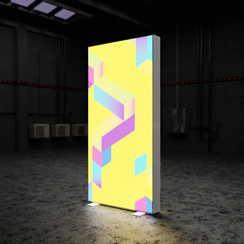 Beleuchtete LED Werbesäule mit individuell bedrucktem Textil im geometrischen Design, freistehende Leuchtstele für Messen und Events