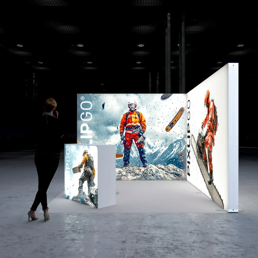 PIXLIP GO Messestand mit LED Rückwänden im Eckaufbau und Counter, beleuchtet mit Outdoor-Motiv auf 3x3 Meter Standfläche