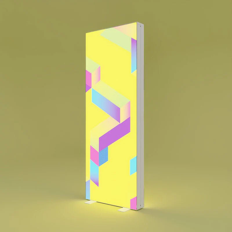 Moderne LED Leuchtsäule mit individuell bedruckter Textilfläche im geometrischen Design, ideal für Werbung und Produktpräsentation