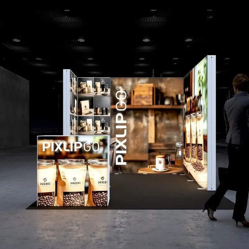 PIXLIP GO LED Messestand mit individuell bedruckten Leuchtwänden im Kaffee-Design und beleuchteter Promotion-Theke für Produktpräsentationen