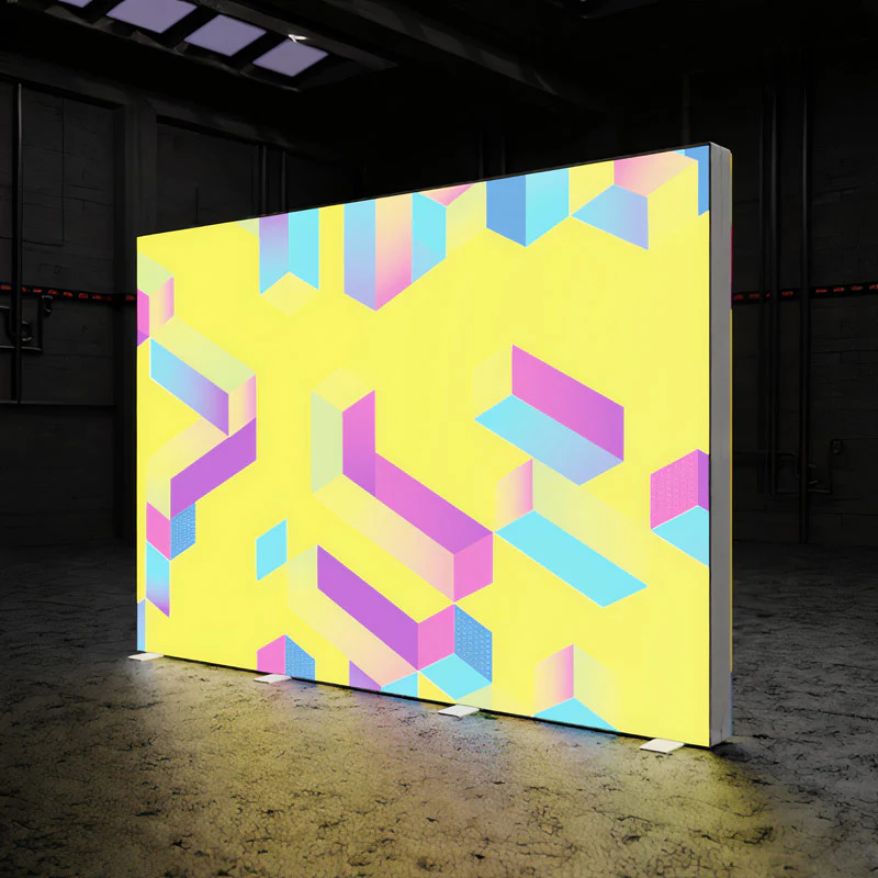 Beleuchtete LED Werbesäule mit individuell bedrucktem Textil im geometrischen Design, freistehende Leuchtstele für Messen und Events