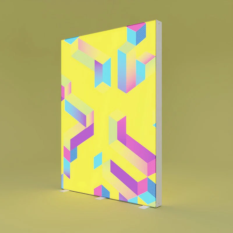 Moderne LED Leuchtsäule mit individuell bedruckter Textilfläche im geometrischen Design, ideal für Werbung und Produktpräsentation